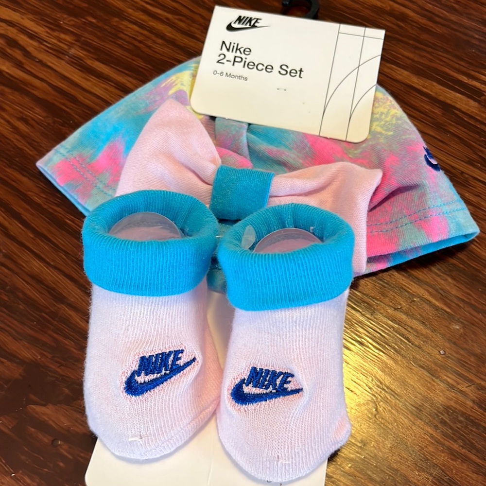 Nike 2 piece sock and hat set 0-6 months